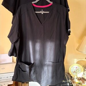 MEDCOUTURE Black V-Neck Scrub Top